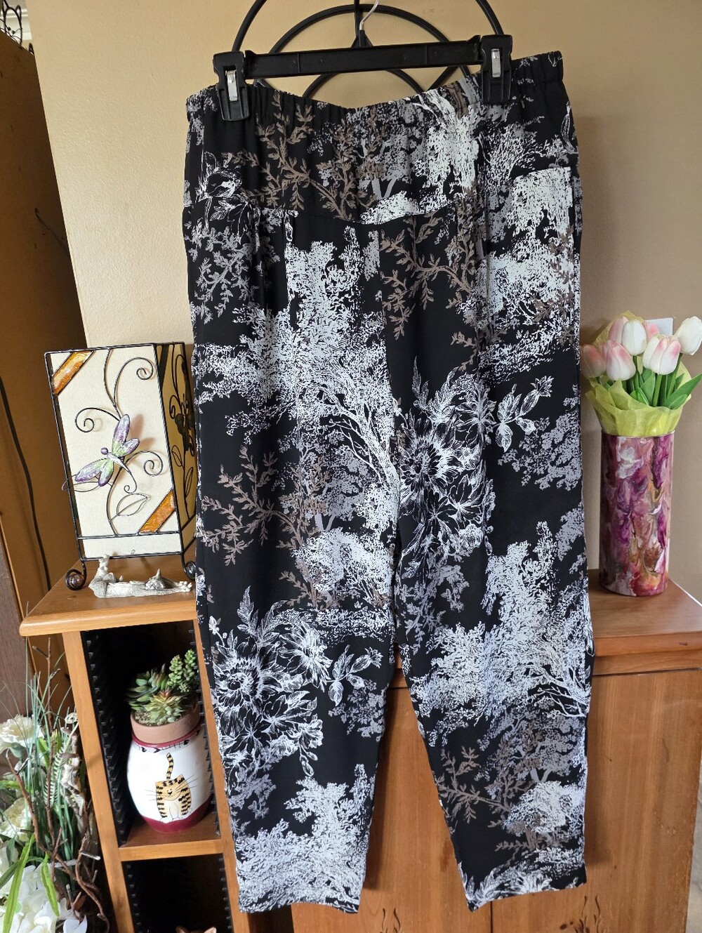 NYDJ Women's Ines Lighweight Pull-on Pants in a Black Floral Vista Valley Print